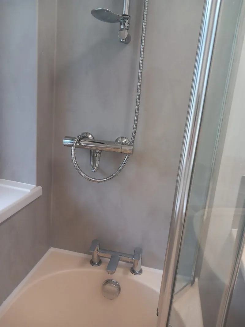 Bath with thermostatic shower